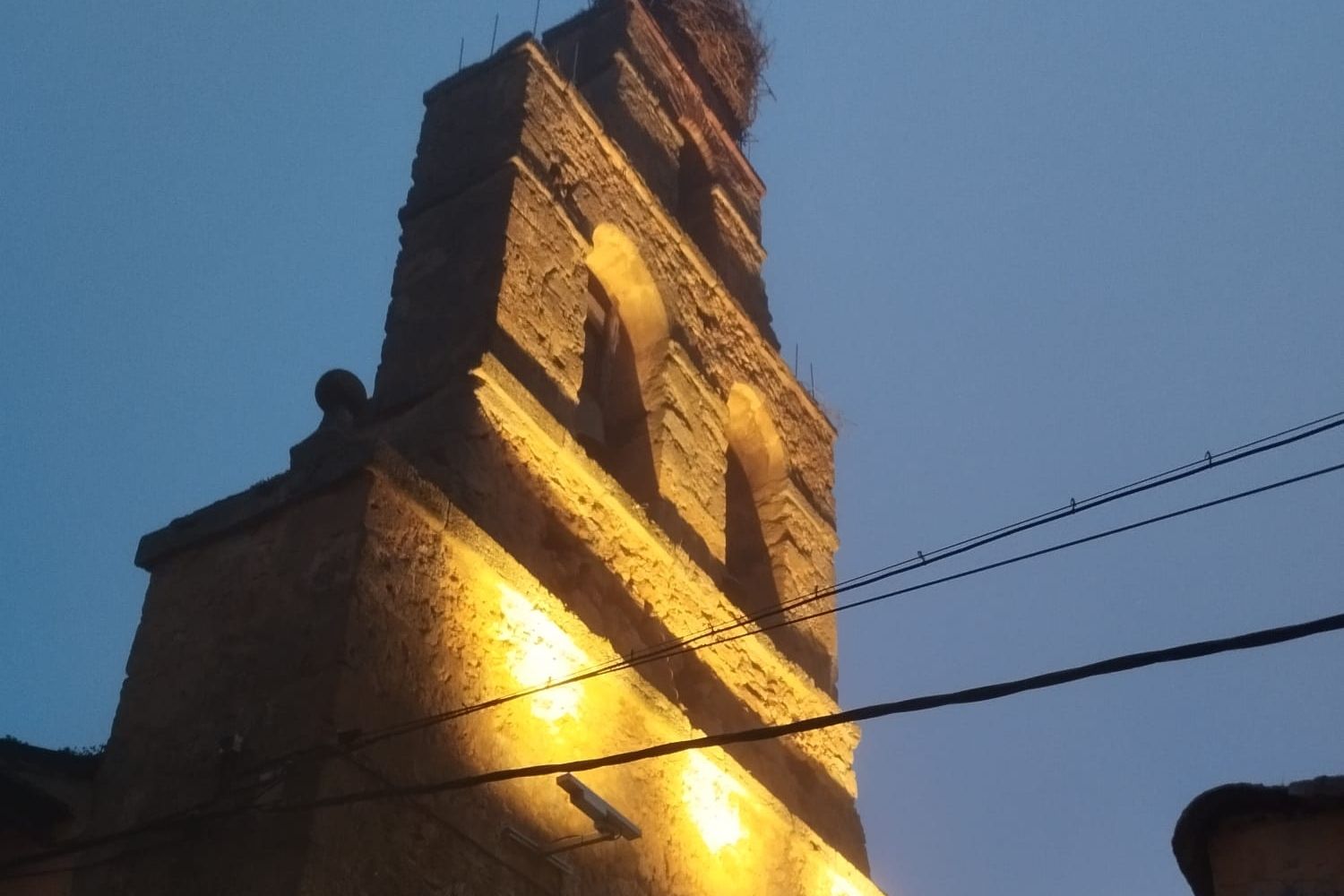UPL en Valdefresno denuncia y lamenta que el Ayuntamiento no se haga cargo de la iluminación de la iglesia