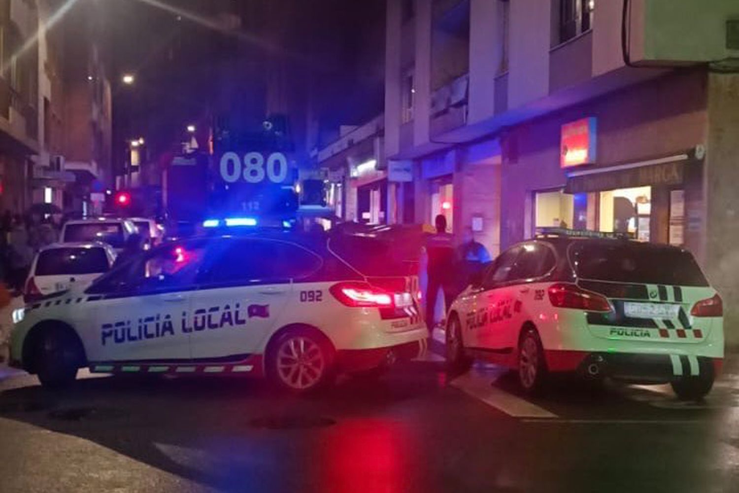Intervención de los Bomberos y de la Policia Local de León en el incendio | Policía Local de León 
