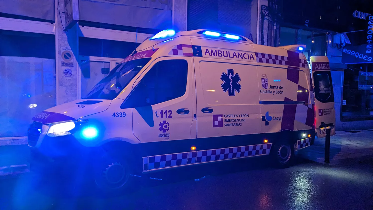 Ambulancia de noche | Herido un hombre tras ser golpeado por un turismo en el Casco Histórico de León