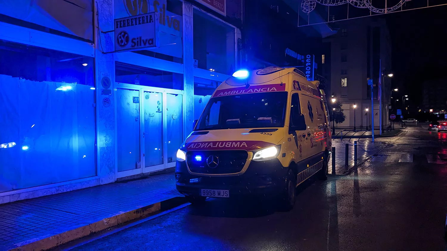 Ambulancia de noche | Dos fallecidos tras chocar contra un muro en San Millan de los Caballeros (León)