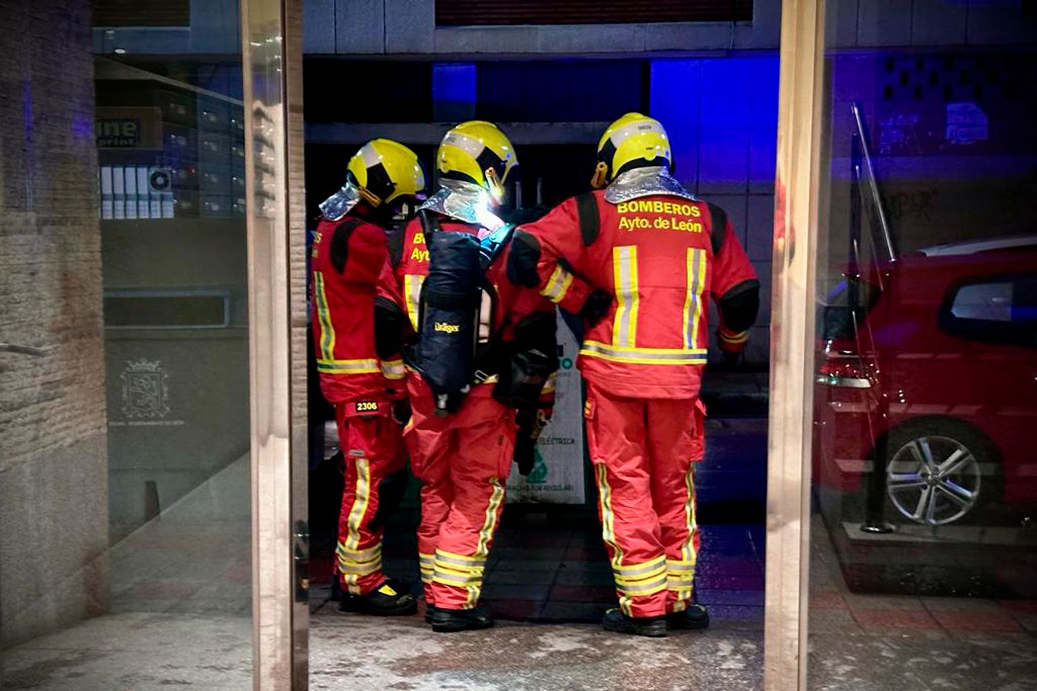 Intervención de los Bomberos de León en el incendio de la vivienda en la calle 