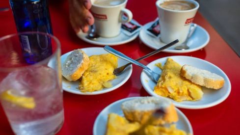 El pincho de tortilla de ‘León Antiguo’, el mejor aliado para el café del mediodía. Foto: Alfredo Cáliz