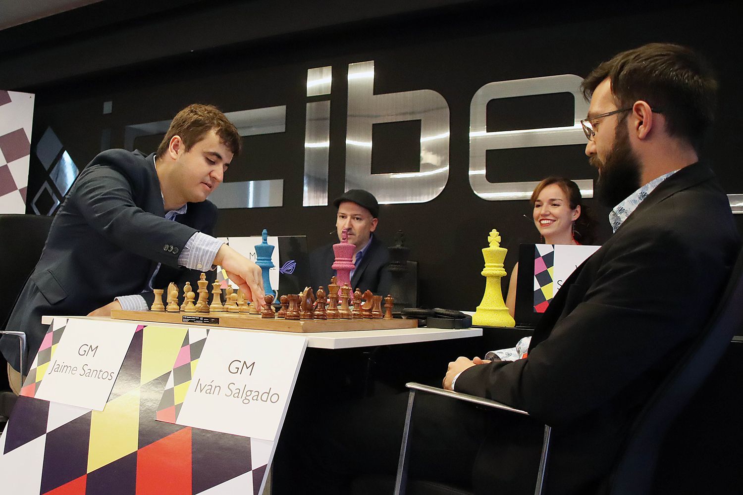 Jaime Santos e Ivan Salgado jungando una partida de ajedrez en el INCIBE con motivo del Magistral de Ajedrez Ciudad de León