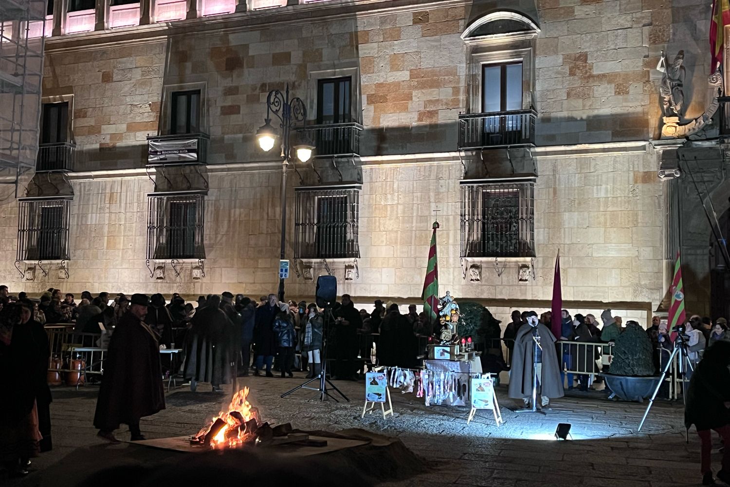 Celebración de la hoguera de San Antón en León