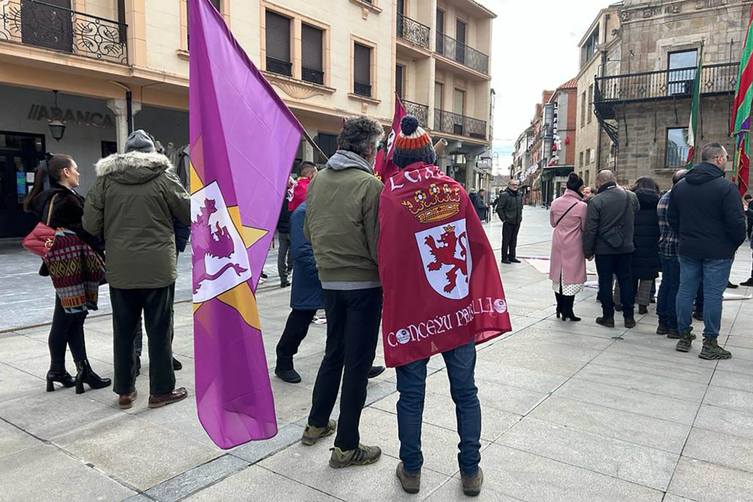 Concentración en Astorga por la recuperación de la vía ferroviaria de la Ruta de la Plata | Belén González