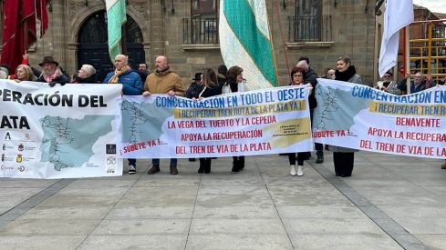 Concentración en Astorga por la recuperación de la vía ferroviaria de la Ruta de la Plata | Belén González