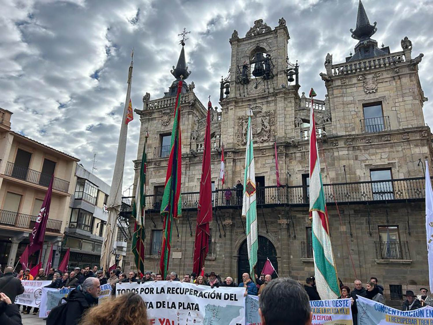 Concentración en Astorga por la recuperación de la vía ferroviaria de la Ruta de la Plata | Belén González