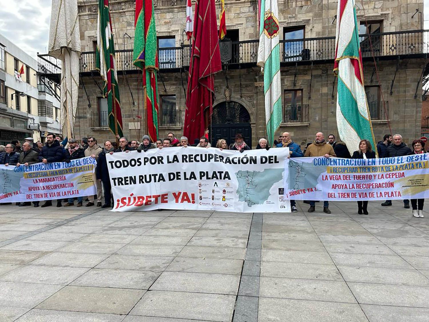 Concentración en Astorga por la recuperación de la vía ferroviaria de la Ruta de la Plata | Belén González