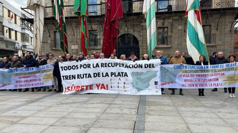 Concentración en Astorga por la recuperación de la vía ferroviaria de la Ruta de la Plata | Belén González