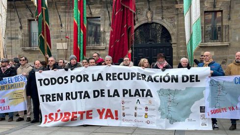 Concentración en Astorga por la recuperación de la vía ferroviaria de la Ruta de la Plata | Belén González
