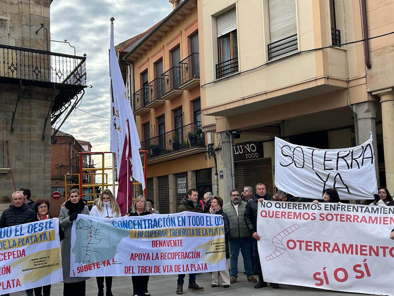 Concentración en Astorga por la recuperación de la vía ferroviaria de la Ruta de la Plata | Belén González