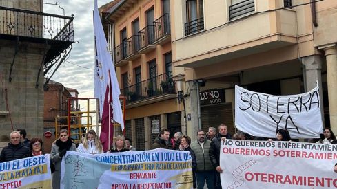 Concentración en Astorga por la recuperación de la vía ferroviaria de la Ruta de la Plata | Belén González