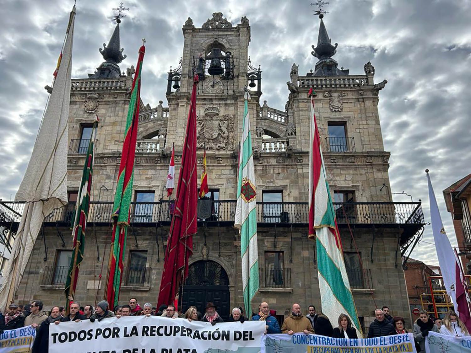 Concentración en Astorga por la recuperación de la vía ferroviaria de la Ruta de la Plata | Belén González