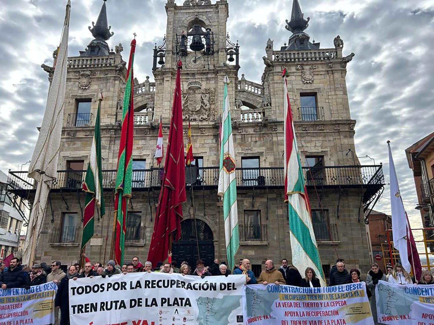 Concentración en Astorga por la recuperación de la vía ferroviaria de la Ruta de la Plata | Belén González