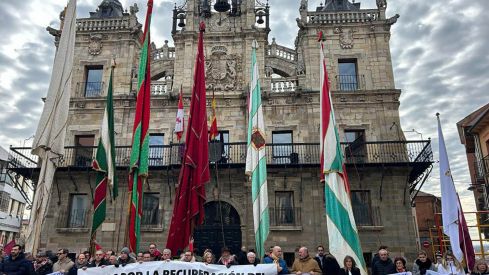 Concentración en Astorga por la recuperación de la vía ferroviaria de la Ruta de la Plata | Belén González