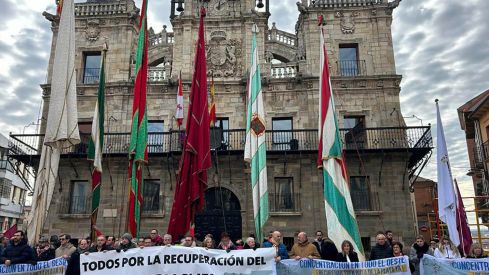 Concentración en Astorga por la recuperación de la vía ferroviaria de la Ruta de la Plata | Belén González