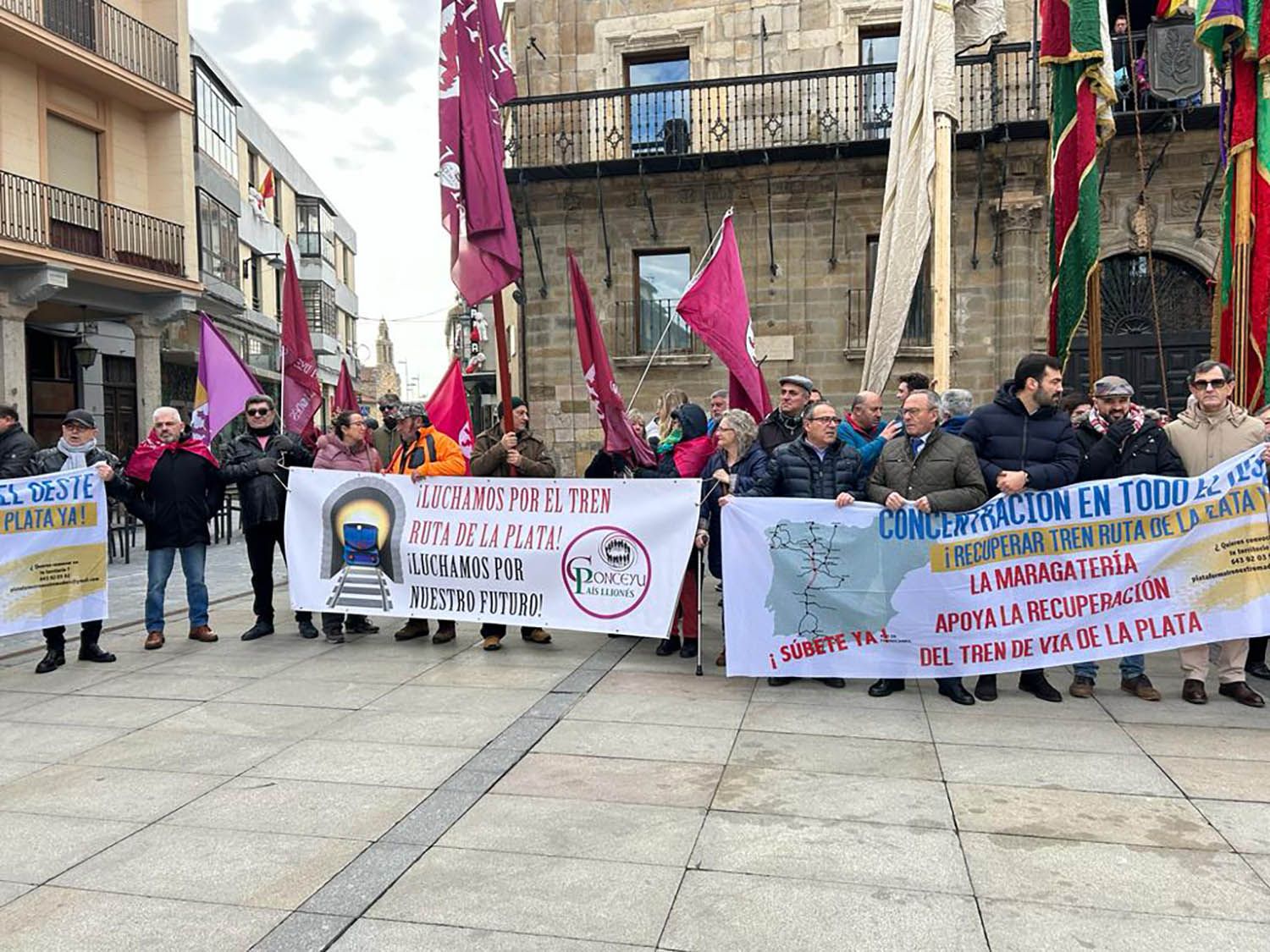 Concentración en Astorga por la recuperación de la vía ferroviaria de la Ruta de la Plata | Belén González