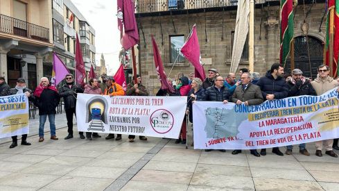 Concentración en Astorga por la recuperación de la vía ferroviaria de la Ruta de la Plata | Belén González