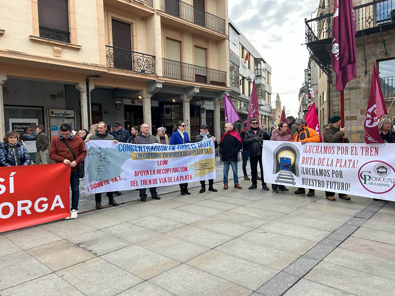 Concentración en Astorga por la recuperación de la vía ferroviaria de la Ruta de la Plata | Belén González