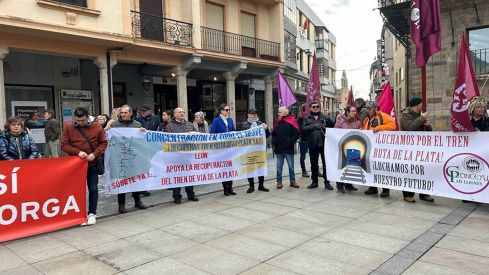 Concentración en Astorga por la recuperación de la vía ferroviaria de la Ruta de la Plata | Belén González