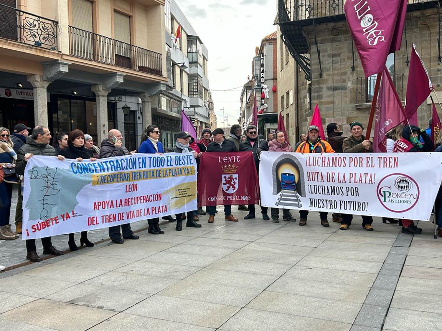 Concentración en Astorga por la recuperación de la vía ferroviaria de la Ruta de la Plata | Belén González