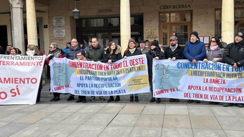 Concentración en Astorga por la recuperación de la vía ferroviaria de la Ruta de la Plata | Belén González