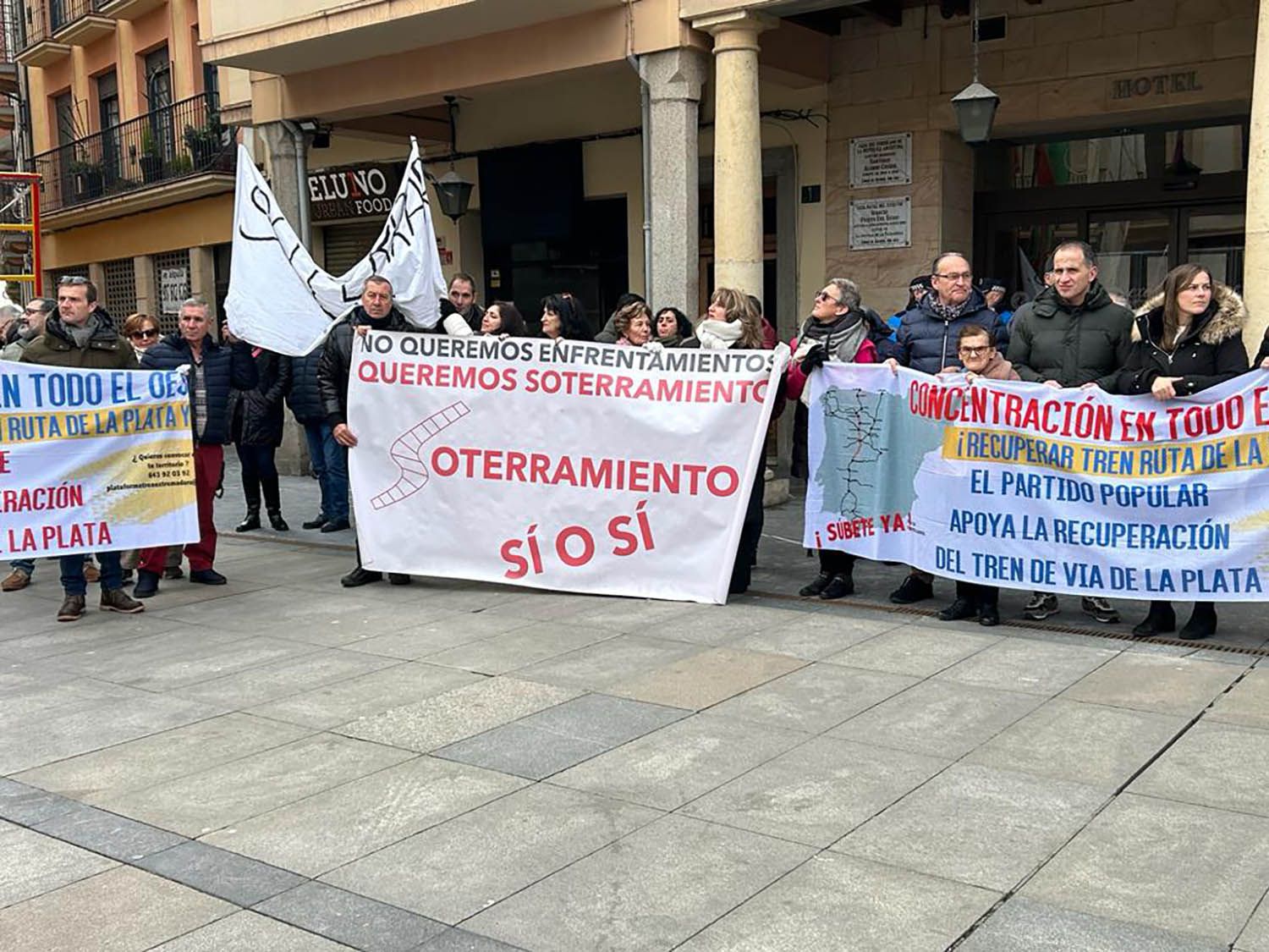 Concentración en Astorga por la recuperación de la vía ferroviaria de la Ruta de la Plata | Belén González