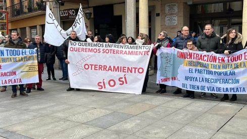 Concentración en Astorga por la recuperación de la vía ferroviaria de la Ruta de la Plata | Belén González