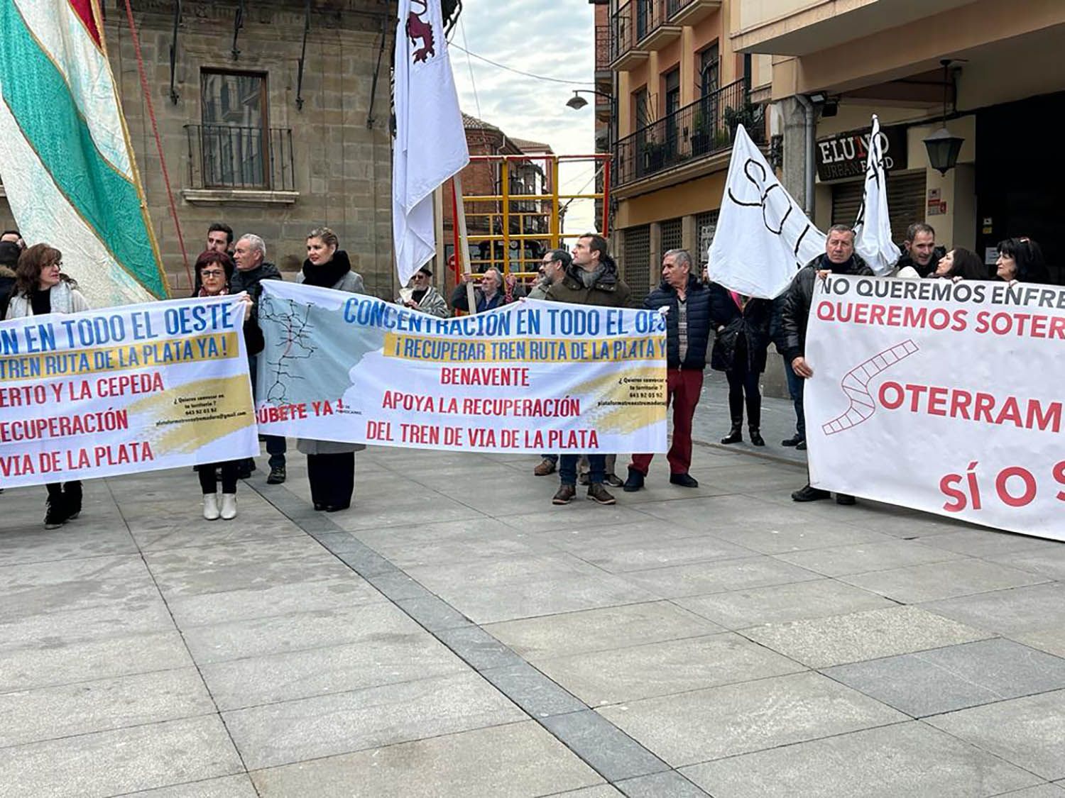 Concentración en Astorga por la recuperación de la vía ferroviaria de la Ruta de la Plata | Belén González