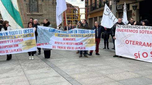 Concentración en Astorga por la recuperación de la vía ferroviaria de la Ruta de la Plata | Belén González