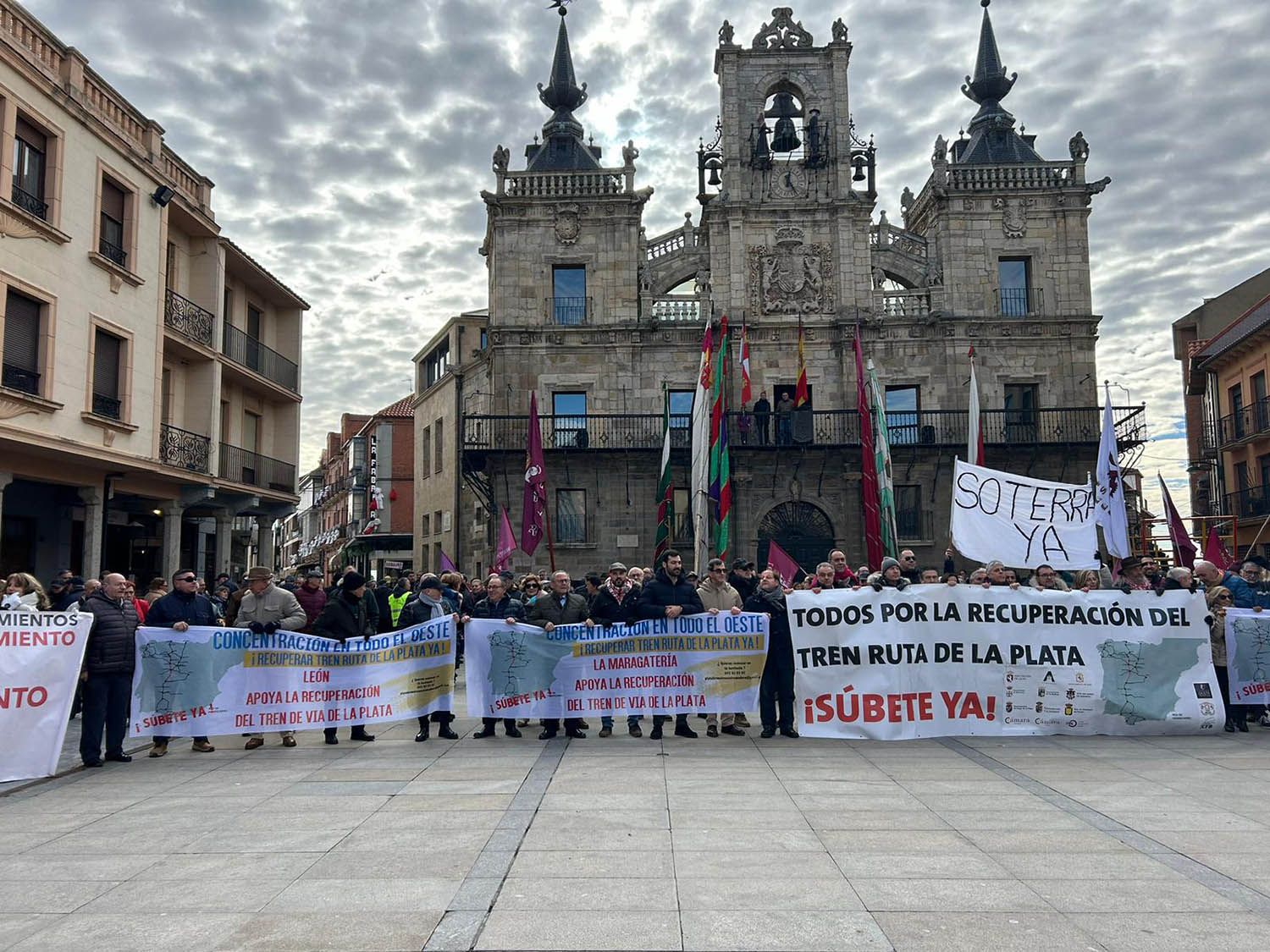 Concentración en Astorga por la recuperación de la vía ferroviaria de la Ruta de la Plata | Belén González