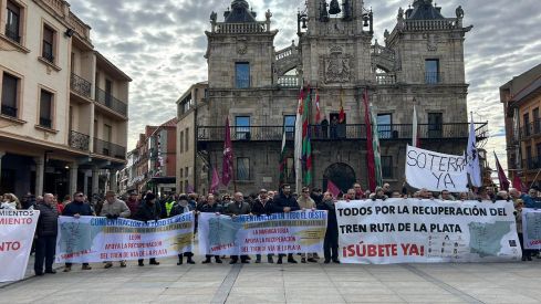 Concentración en Astorga por la recuperación de la vía ferroviaria de la Ruta de la Plata | Belén González
