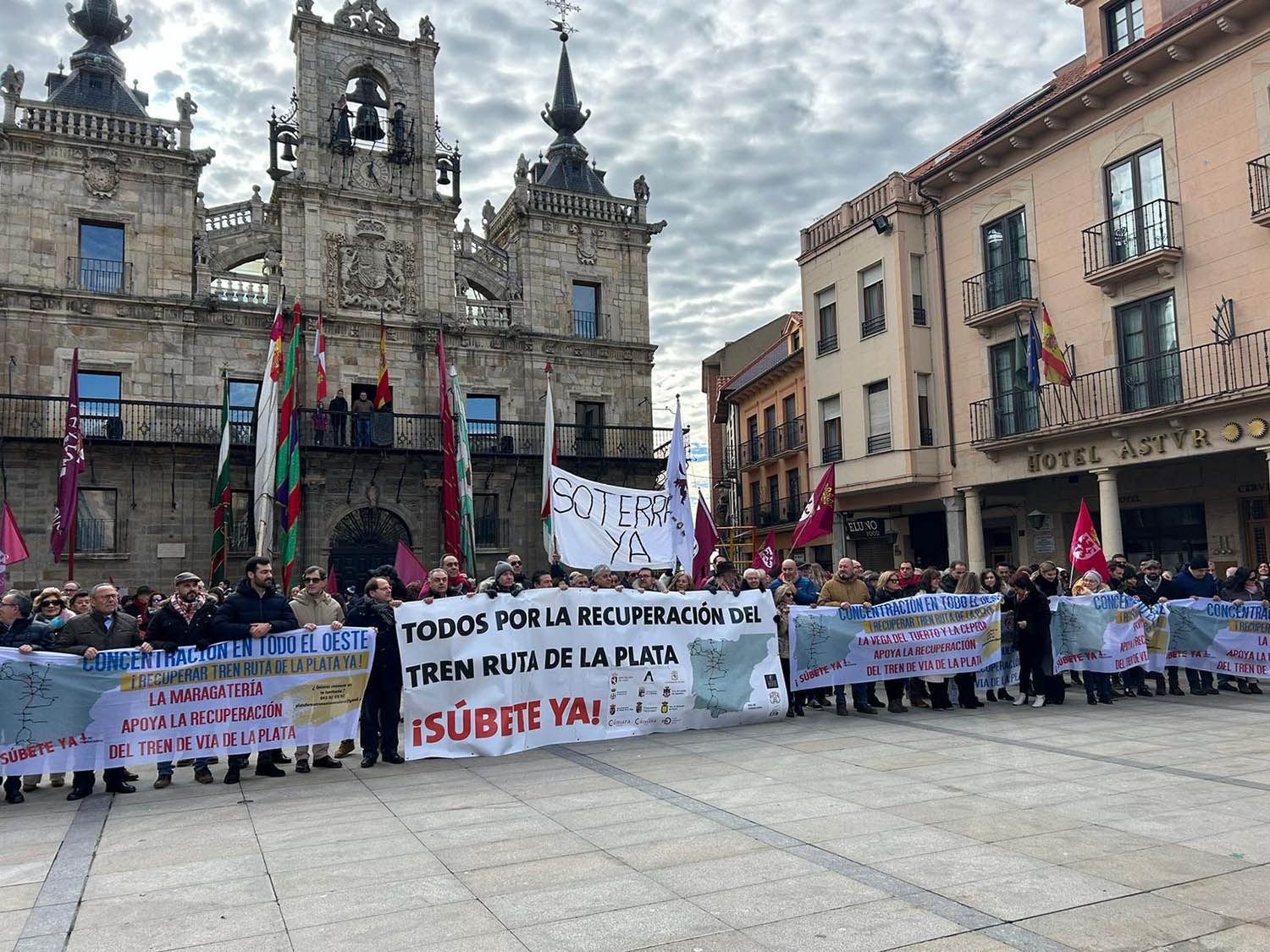 Concentración en Astorga por la recuperación de la vía ferroviaria de la Ruta de la Plata | Belén González