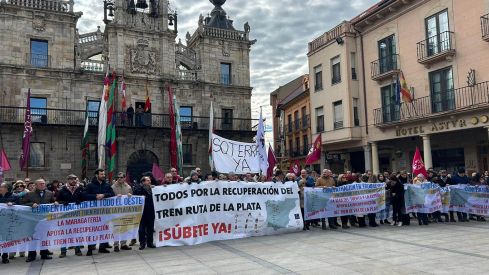 Concentración en Astorga por la recuperación de la vía ferroviaria de la Ruta de la Plata | Belén González
