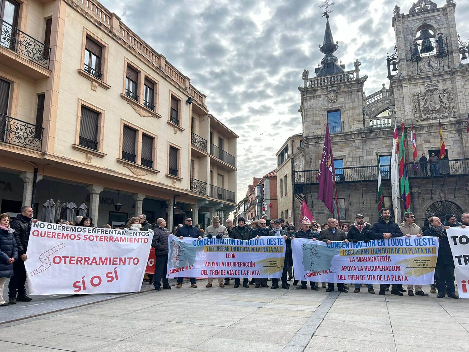 Concentración en Astorga por la recuperación de la vía ferroviaria de la Ruta de la Plata | Belén González