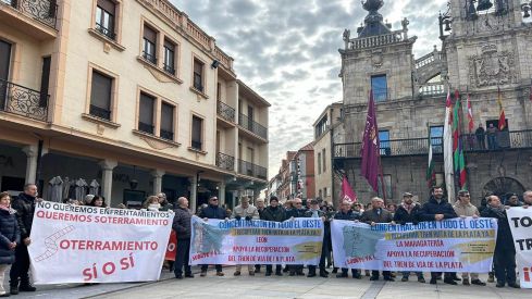 Concentración en Astorga por la recuperación de la vía ferroviaria de la Ruta de la Plata | Belén González