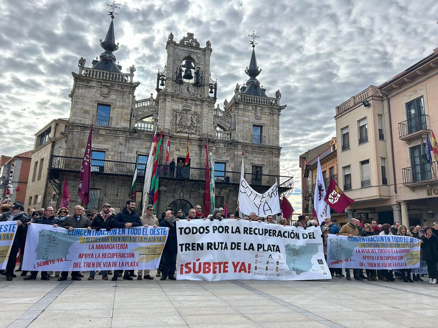 Concentración en Astorga por la recuperación de la vía ferroviaria de la Ruta de la Plata | Belén González