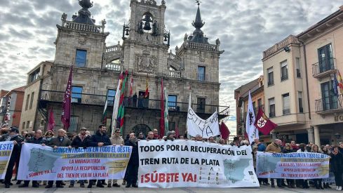 Concentración en Astorga por la recuperación de la vía ferroviaria de la Ruta de la Plata | Belén González