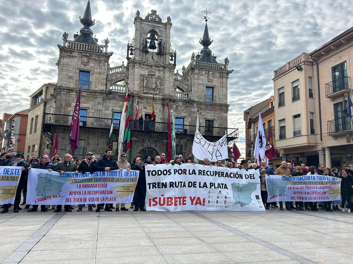 Concentración en Astorga por la recuperación de la vía ferroviaria de la Ruta de la Plata | Belén González