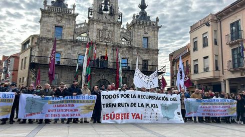 Concentración en Astorga por la recuperación de la vía ferroviaria de la Ruta de la Plata | Belén González
