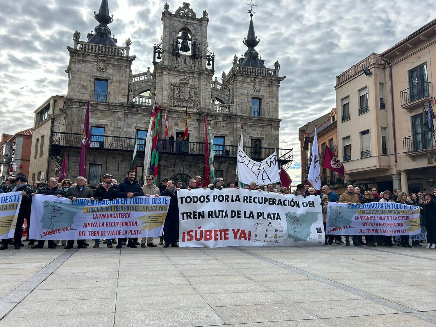 Concentración en Astorga por la recuperación de la vía ferroviaria de la Ruta de la Plata | Belén González