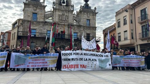 Concentración en Astorga por la recuperación de la vía ferroviaria de la Ruta de la Plata | Belén González