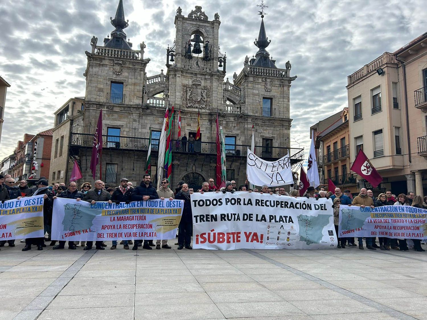 Concentración en Astorga por la recuperación de la vía ferroviaria de la Ruta de la Plata | Belén González