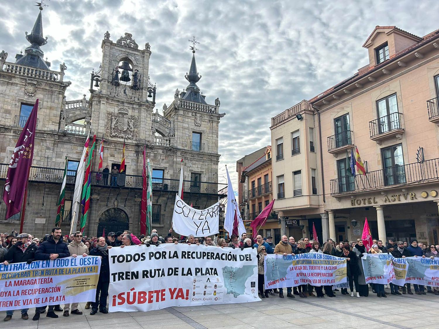 Concentración en Astorga por la recuperación de la vía ferroviaria de la Ruta de la Plata | Belén González