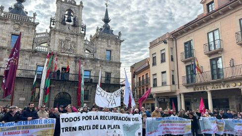 Concentración en Astorga por la recuperación de la vía ferroviaria de la Ruta de la Plata | Belén González