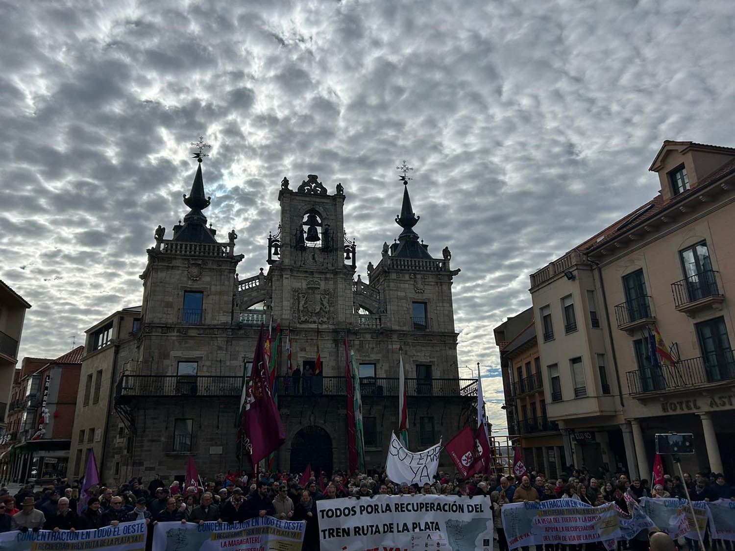 Concentración en Astorga por la recuperación de la vía ferroviaria de la Ruta de la Plata | Belén González