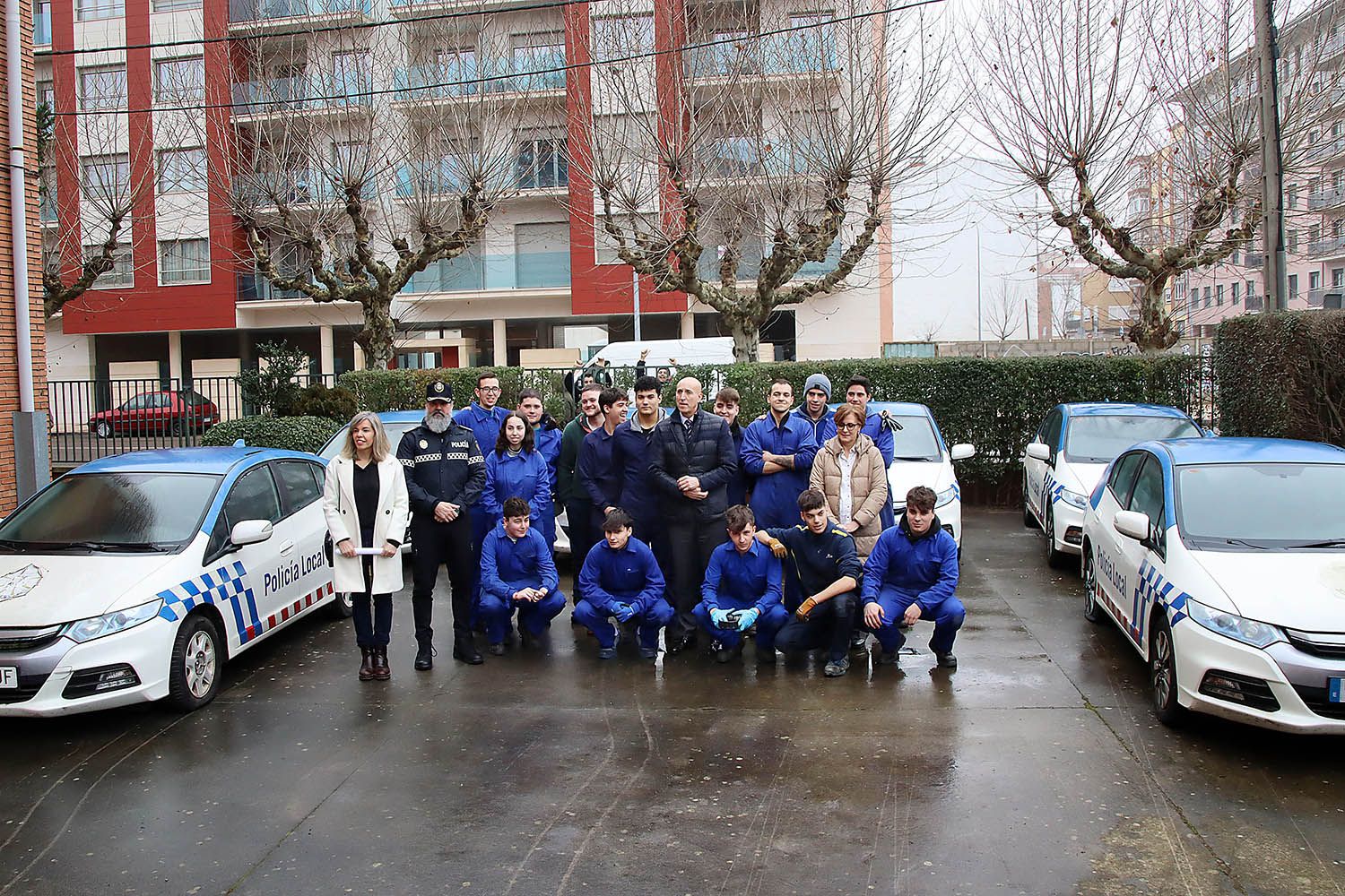 Donación de vehículos de la Policia Local al IES Giner de los Ríos de León | Peio García (ICAL)