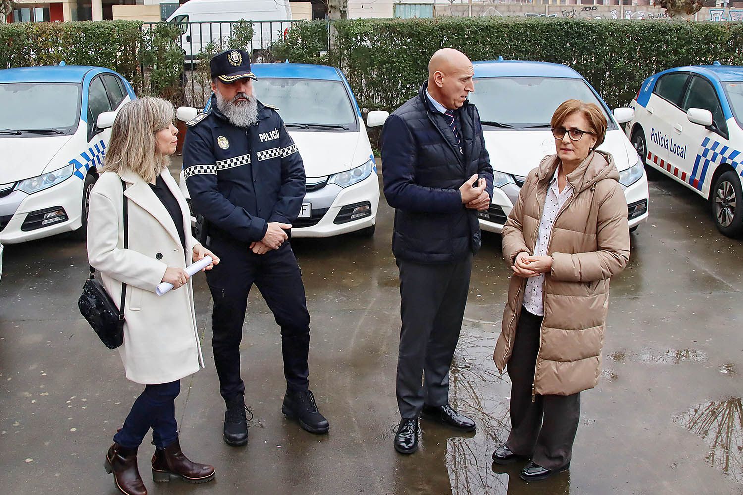 Donación de vehículos de la Policia Local al IES Giner de los Ríos de León | Peio García (ICAL)