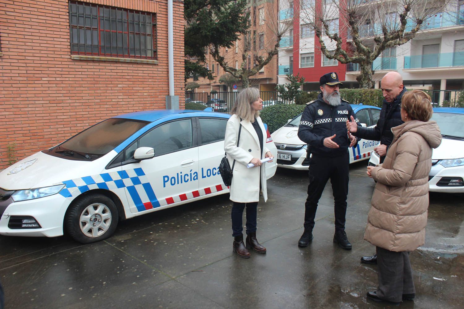 Donación de vehículos de la Policia Local al IES Giner de los Ríos de León | José Martín