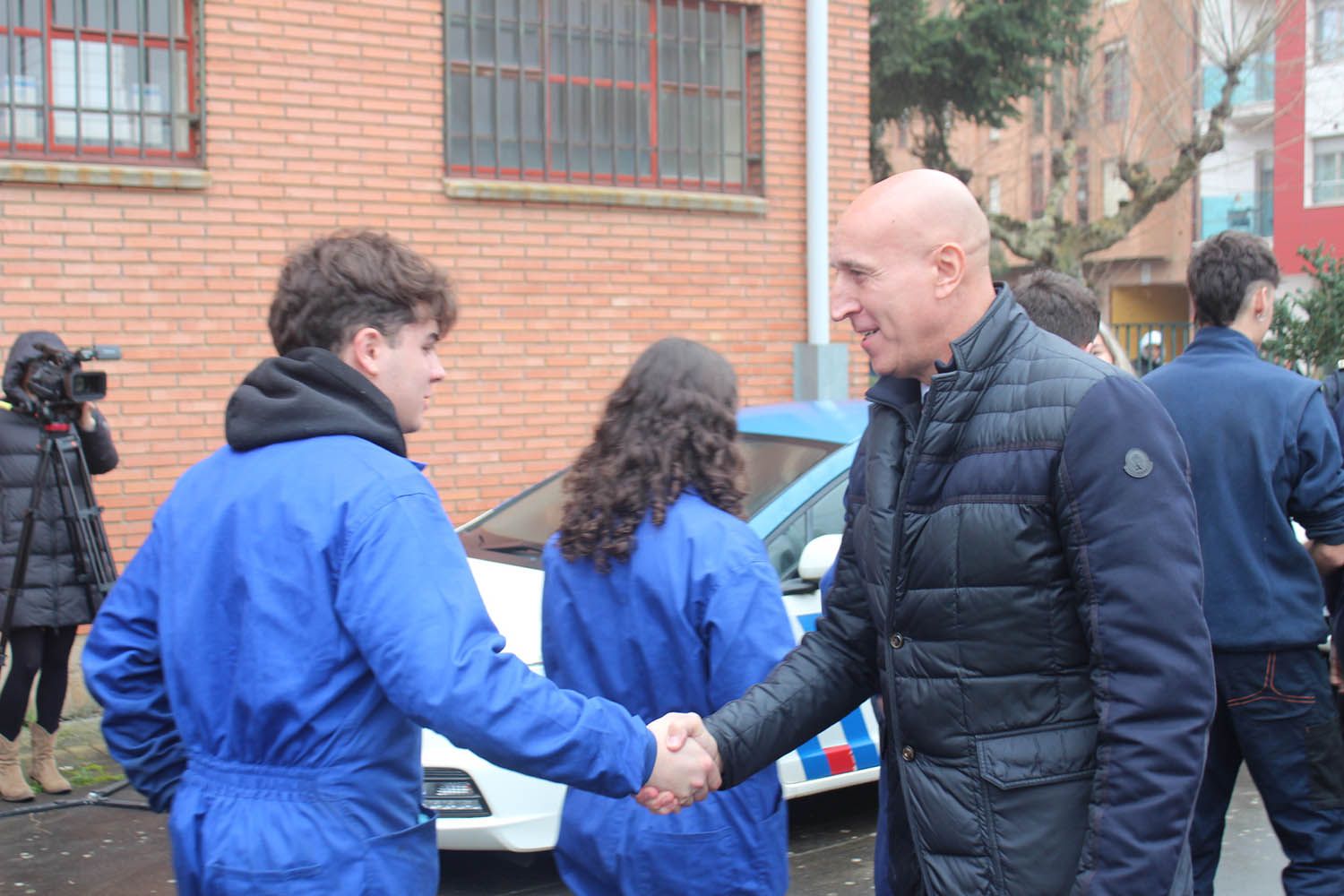 Donación de vehículos de la Policia Local al IES Giner de los Ríos de León | José Martín